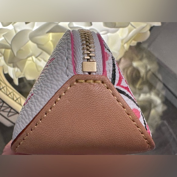 🩷Louis Vuitton Monogram Giant By The Pool 2.0 Elizabeth Pencil Pouch Rose🩷 - Picture 10 of 16